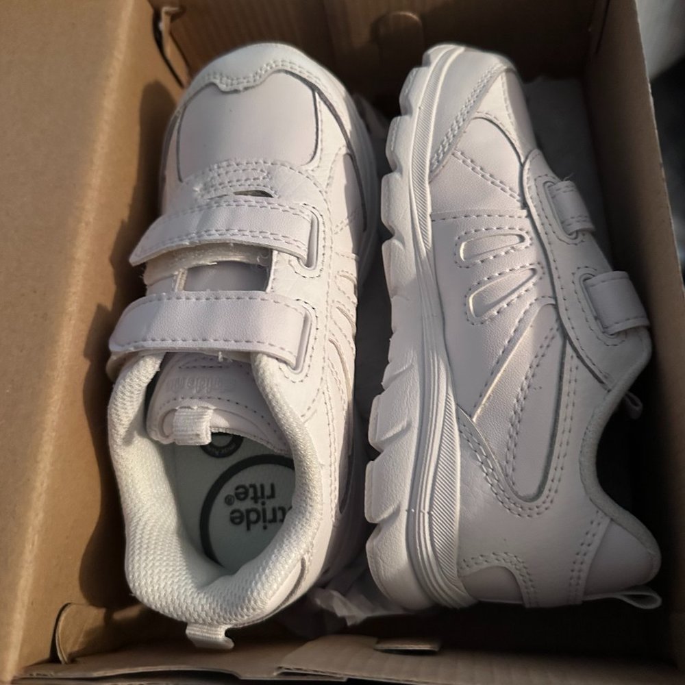 NWOT Stride Rite White Sneaker! 9XW!